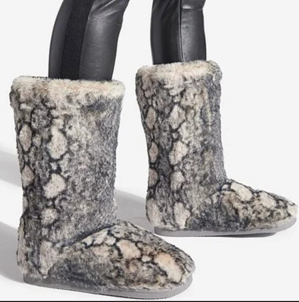 Shoe Dazzle  Snake Harmony Furry Fuzzy Winter Boots 9 Black Cream Women's